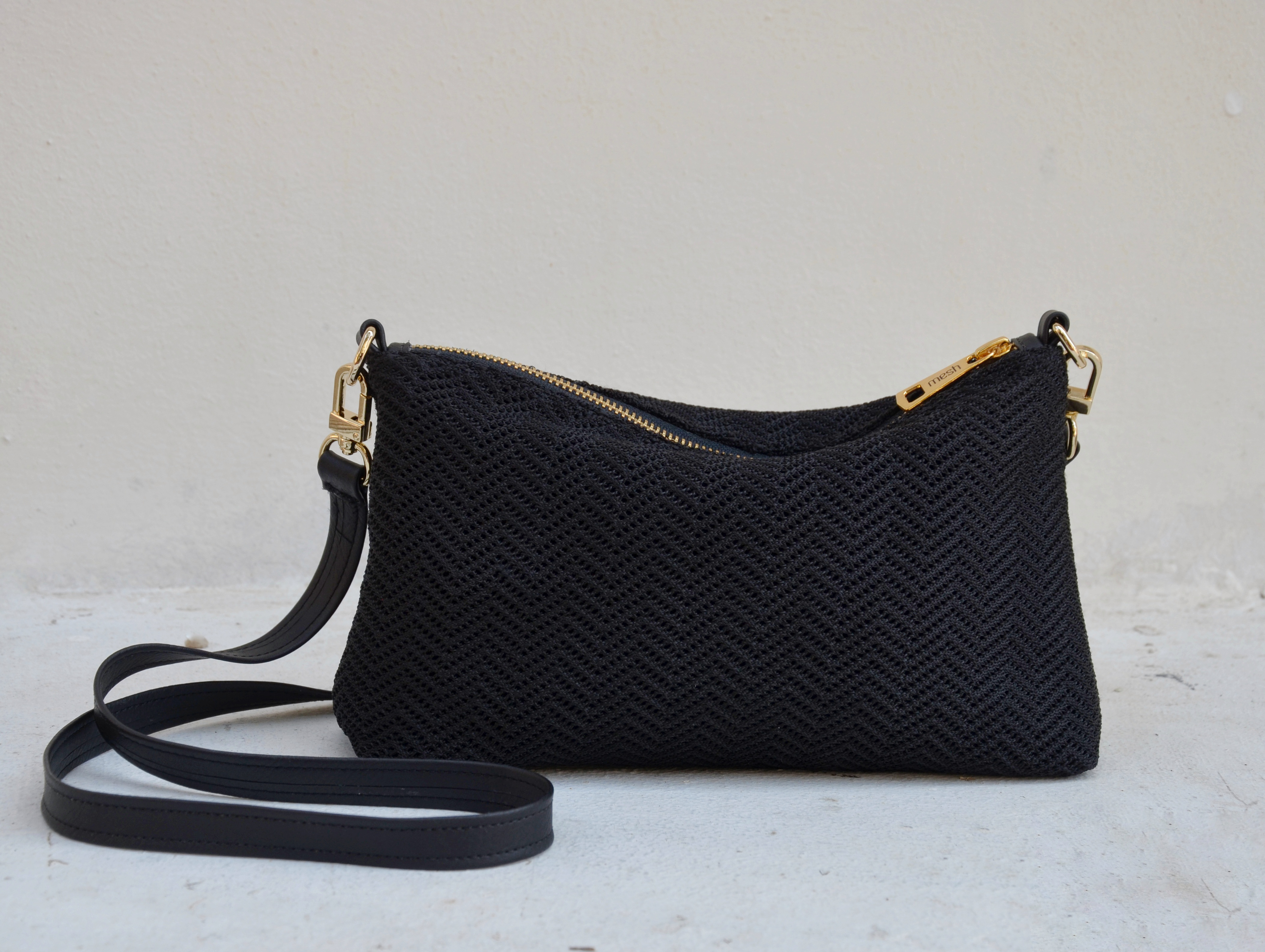 BLACK  ZigZag - ZIPPER MESH BAG